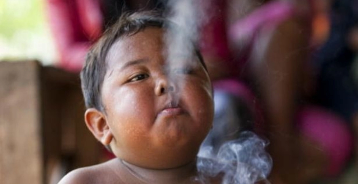 هل تتذكرون الطفل الذي كان يدخن