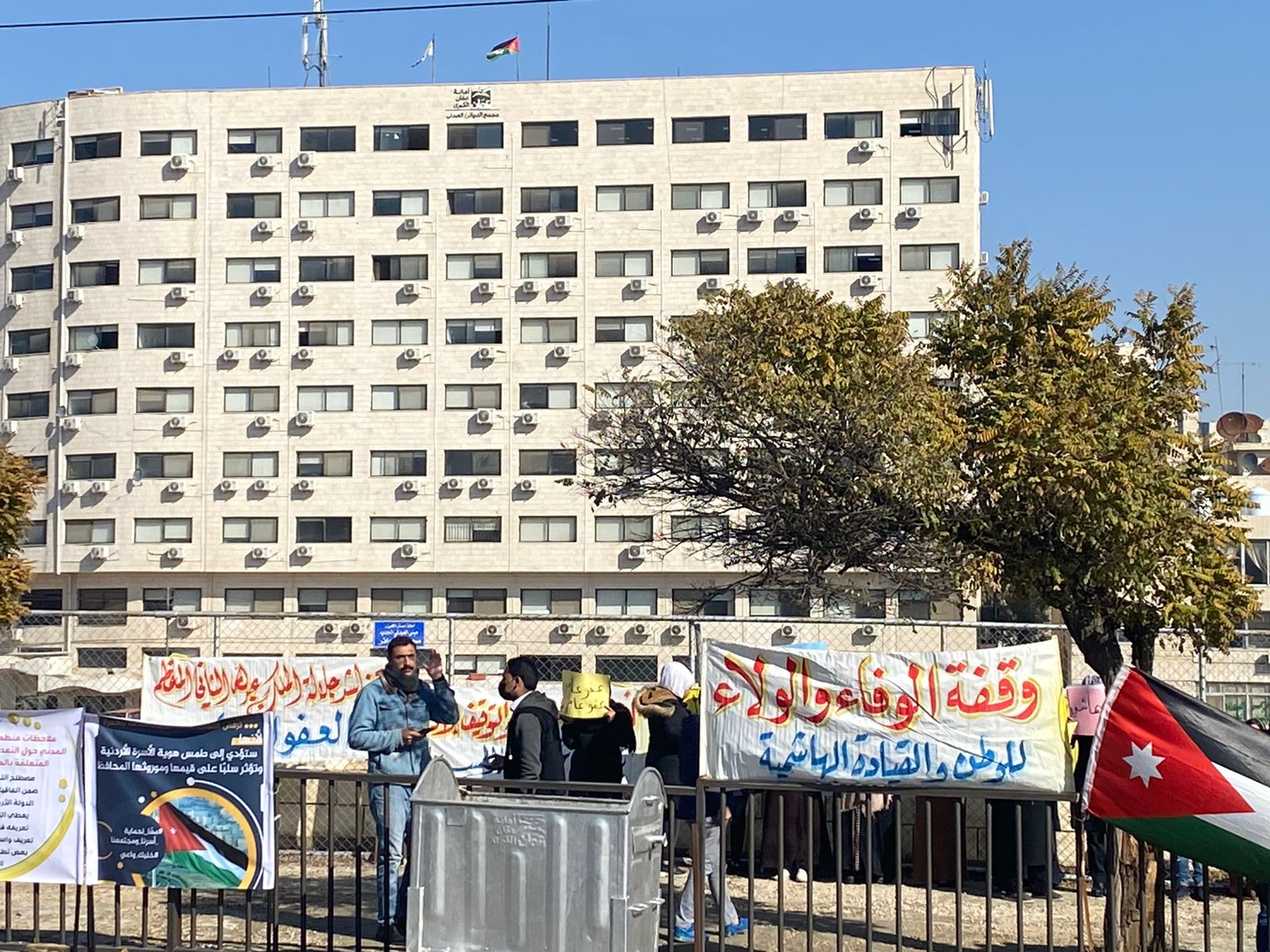 تزاحم الاقدام امام مجلس النواب.. 3