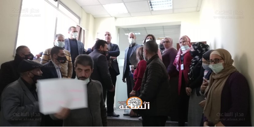 غليان ضد وزير العمل واعتصام مفتوح