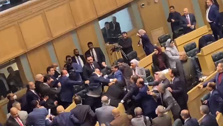 «بوكسات» واشتباكات بالايدي بين عدد من