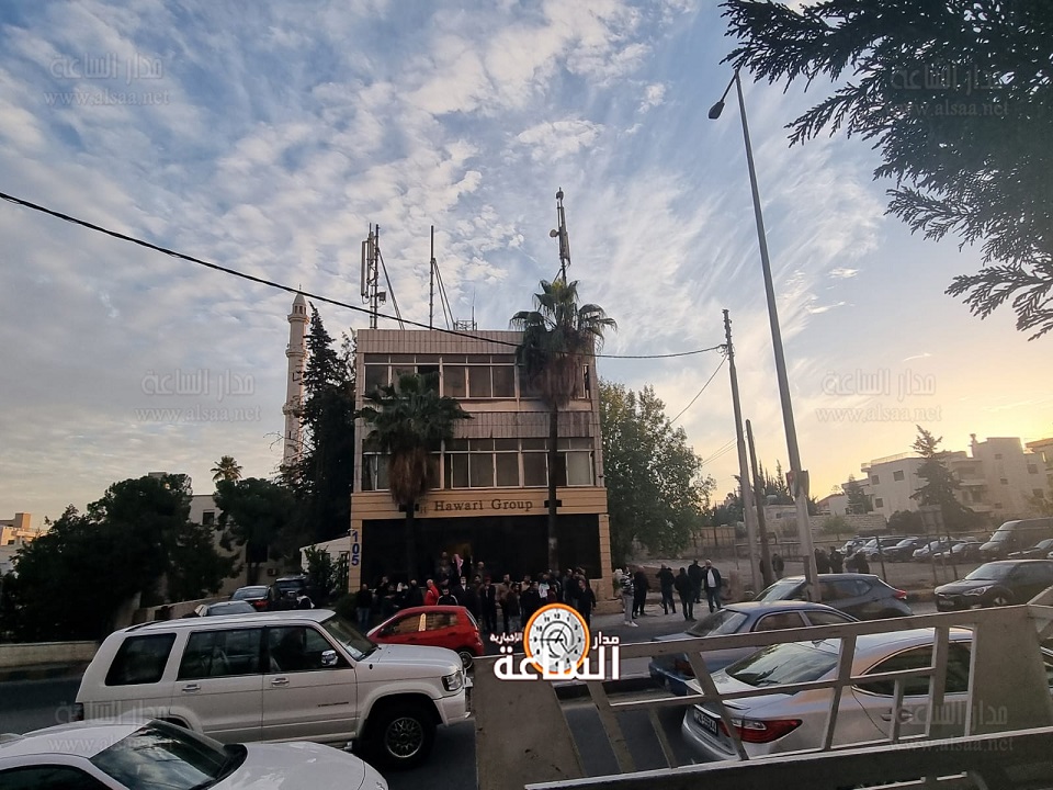 مؤازرون للنائب اندريه الحواري أمام مكتبه..