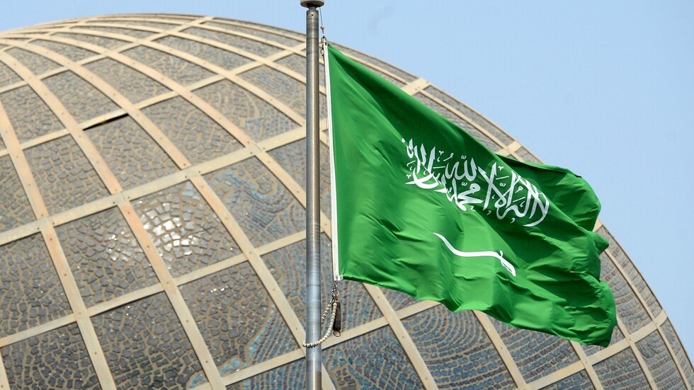 حكم تهنئة وزيارة النصارى في كنائسهم