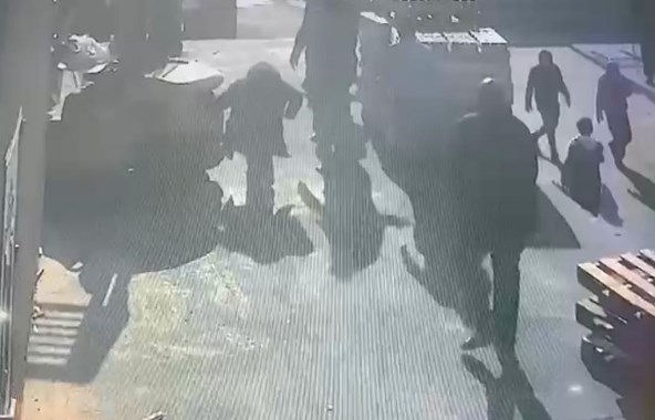 مسلسل العنف ينتقل من النواب.. عامل