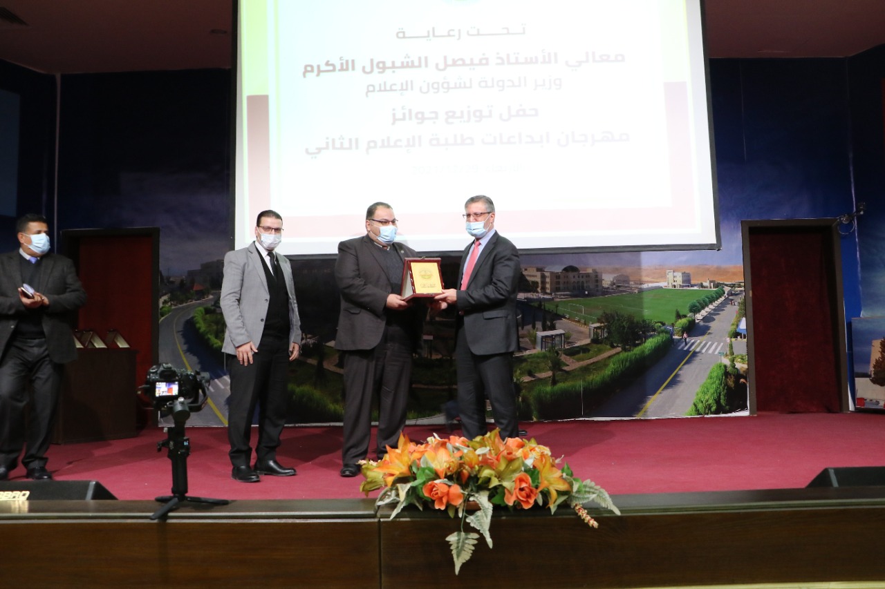 حجازين يكرم الفائزين بمهرجان ابداعات طلبة