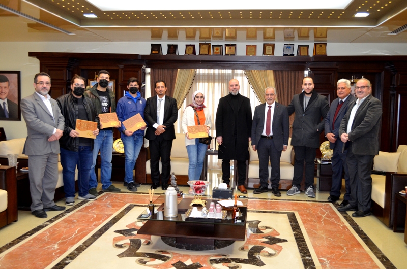 رئيس عمان الأهلية يكرم المشاركين في