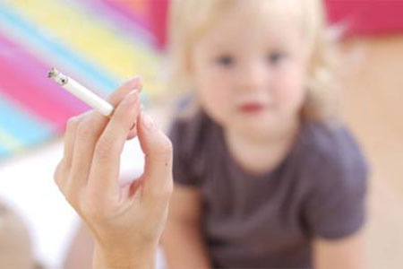 الصحة تحذر من خطورة التدخين بالمنزل