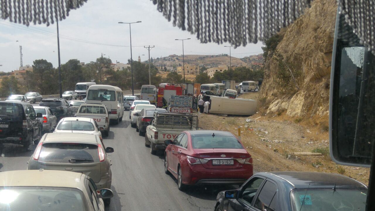 12 اصابة اثر تدهور باص على