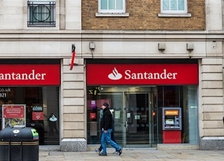 تخليوا.. مصرف إسباني في بريطانيا يوزع