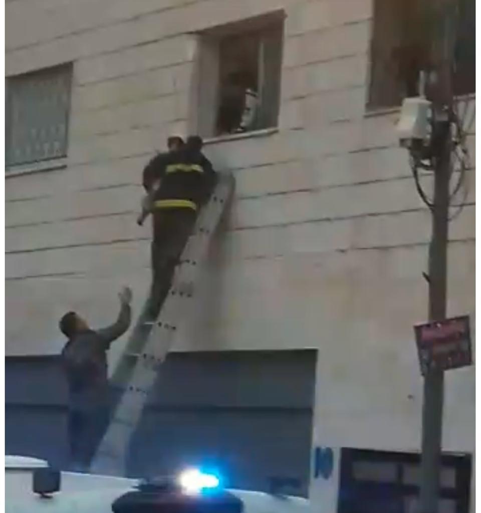 شاهدوا.. رجال الدفاع المدني يخرجون اطفالا