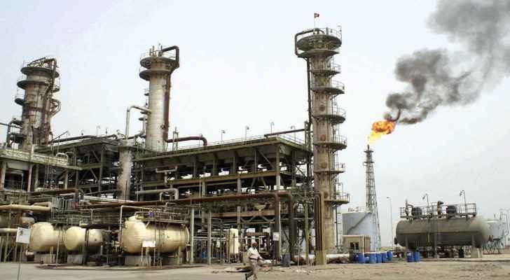 النفط يستقر قرب أدنى مستوى في