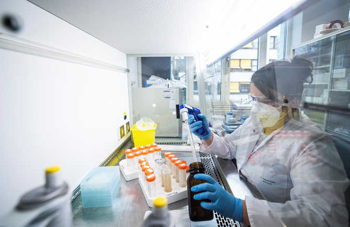 دراسات: أوميكرون أقل ضررا على الرئتين