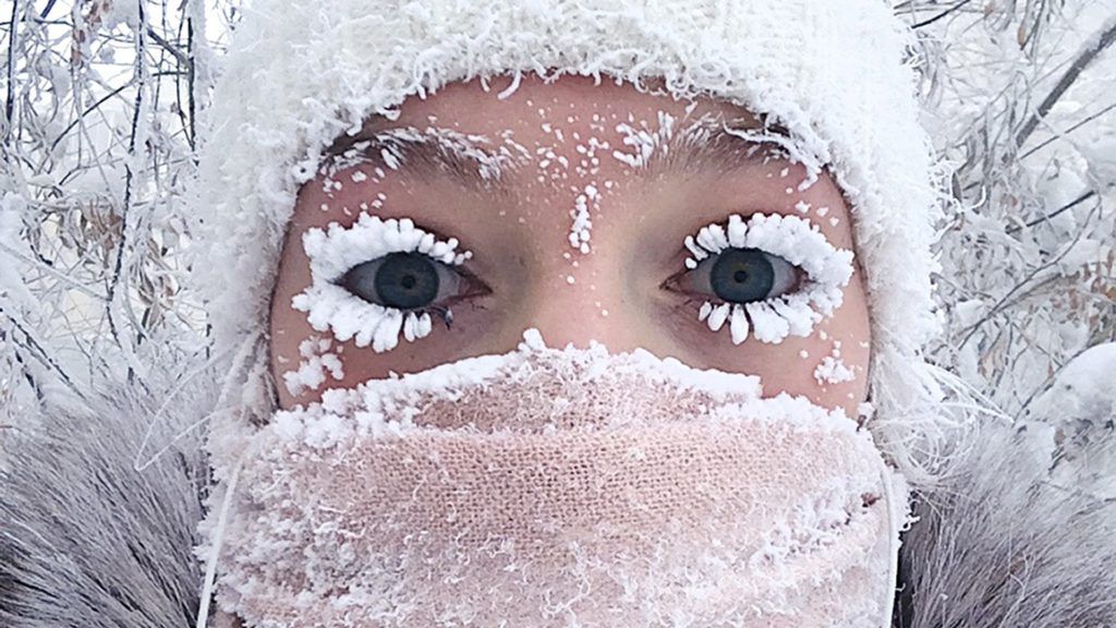 روسية تلتقط صورة سلفي على درجة