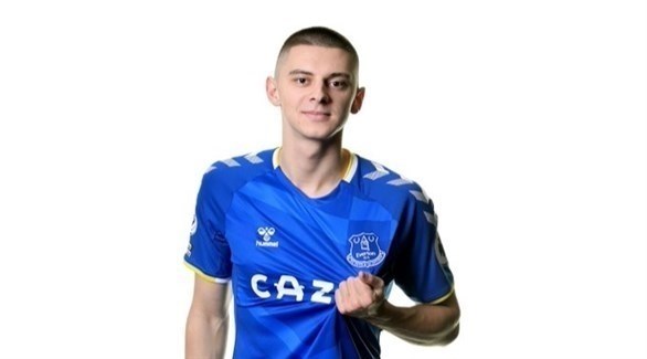 إيفرتون يتعاقد مع المدافع الأوكراني ميكولنكو