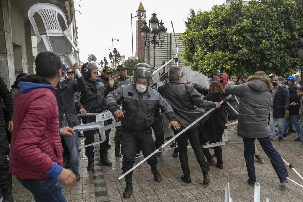 مجهولون يعتدون على شقيق المنصف المرزوقي