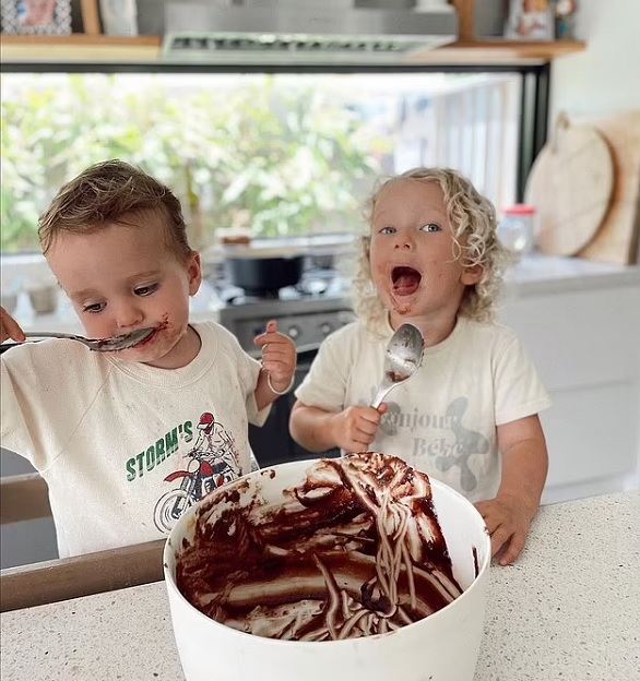 تنجح في تربية طفلين وإدارة عدة