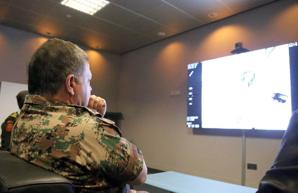 الملك يتابع أحداث الكرك (صور)