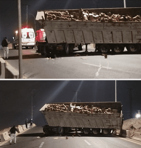 حادث سير يغلق الحركة المرورية بطريق