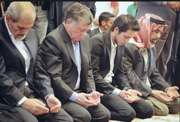 الملك يشارك المصلين أداء صلاتي العشاء