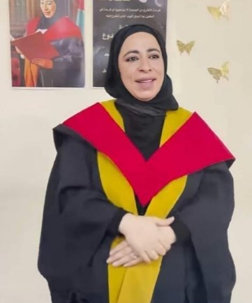 أمين عمان الشواربة يهنئ الموظفة اسلام