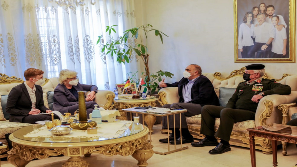 رئيس الوزراء يؤكد الحرص على تعزيز