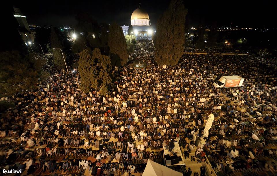 300 ألف مصل يحيون ليلة الـ27