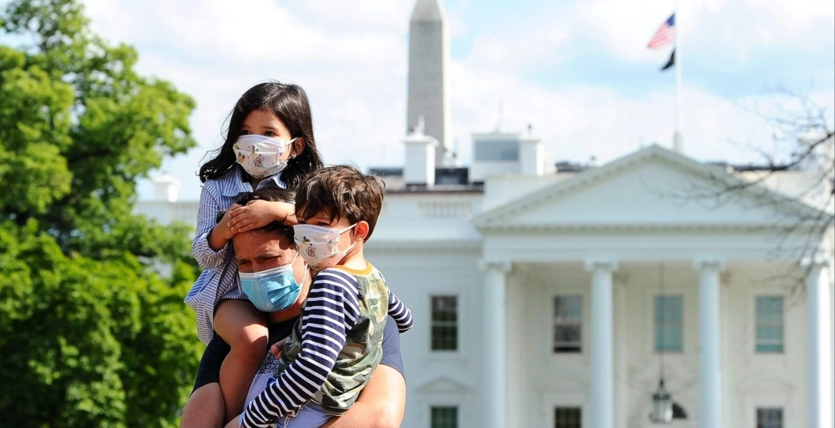 أم حبست طفلها في صندوق سيارة