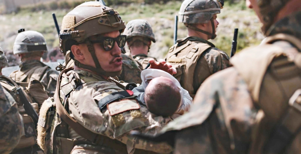 قصة مؤثرة لرضيع أفغاني ضاع وسط