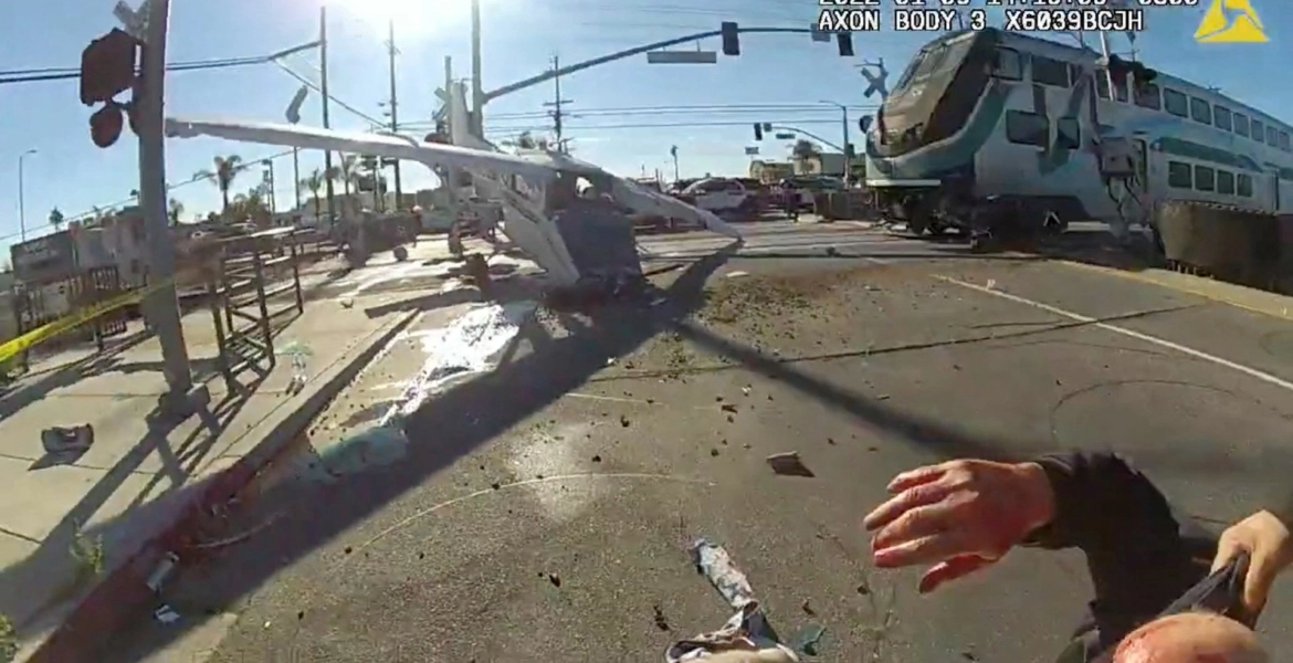 فيديو لقطار يصدم طائرة هبطت اضطراريا