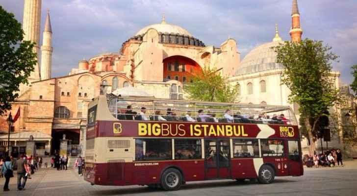 بالفيديو .. تركي يصفع فتاة لارتدائها