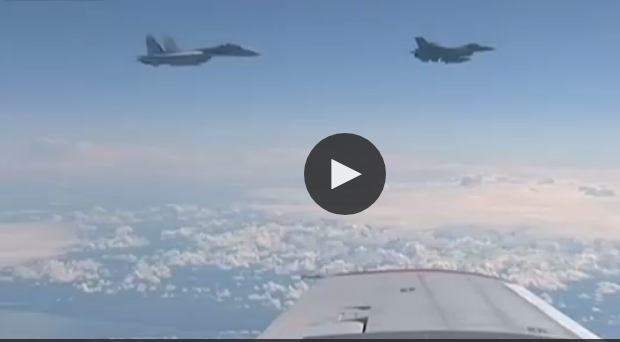 لقطات من داخل طائرة وزير الدفاع