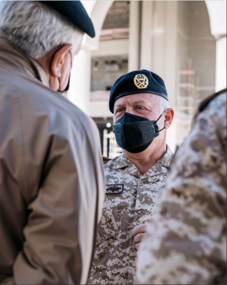 الملك يتفقد سير العمل في مشروع