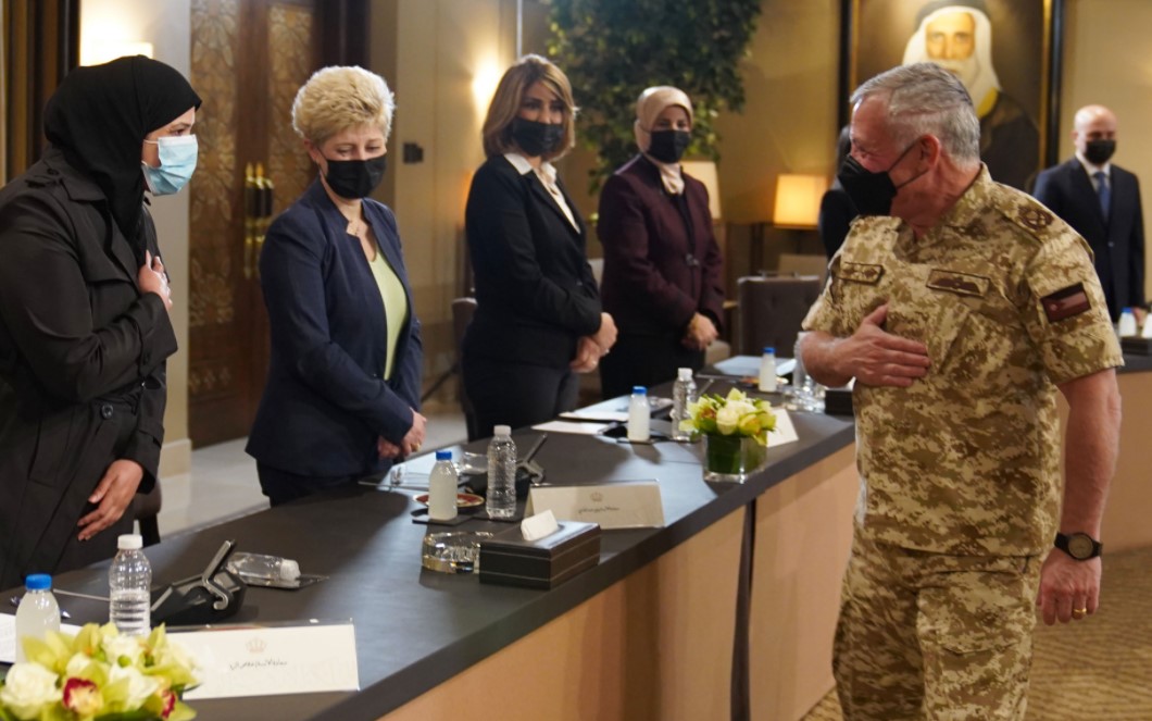 الملك يؤكد دور المرأة في إنجاح