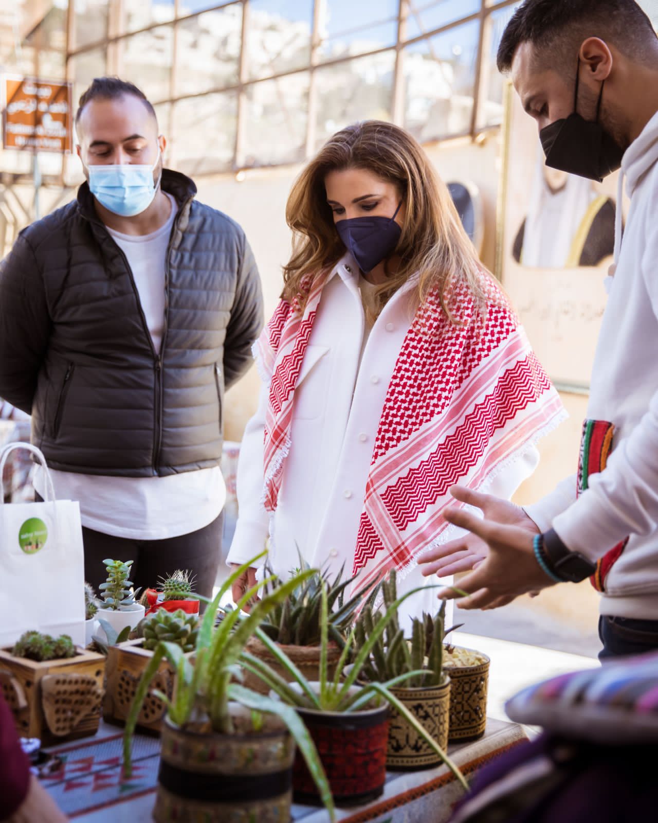 الملكة رانيا العبدالله تتجول في شارع