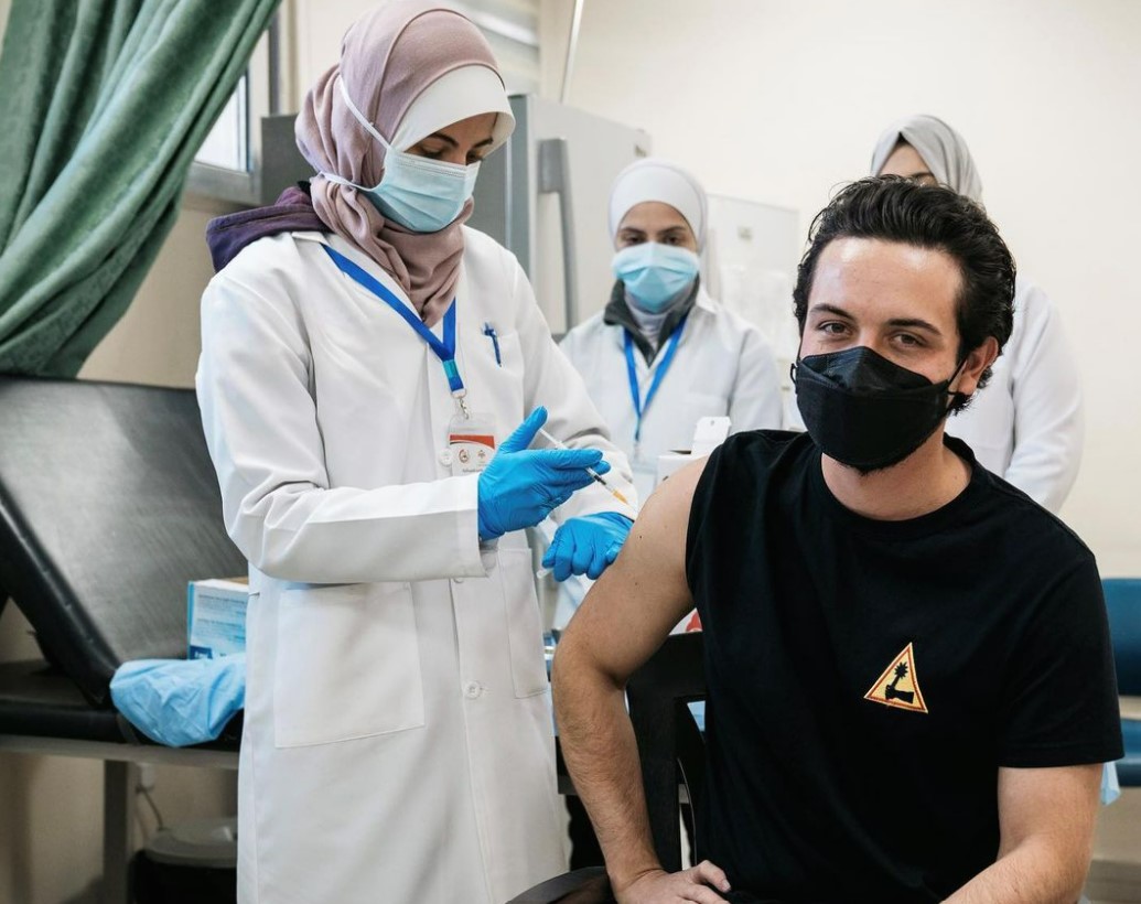 ولي العهد الأمير الحسين يشمر عن