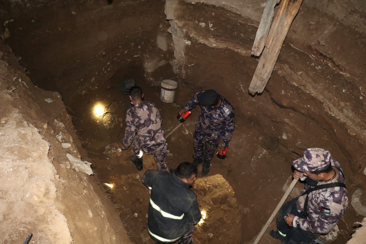 الدفاع المدني يحرر شخصين اثر انهيار