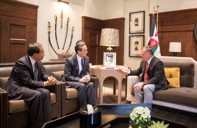 الملك يستقبل وزير الخارجية الصيني