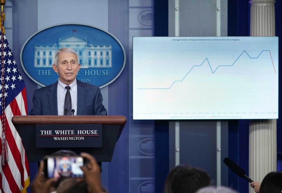 فاوتشي: الجميع تقريبا سيصاب بأوميكرون