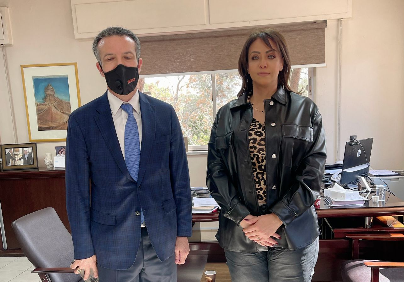 وزير السياحة يحضر البريد بيده