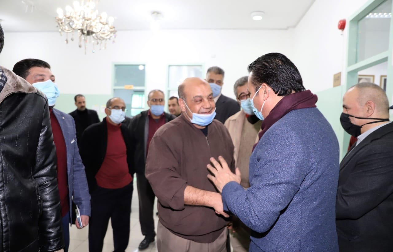 العجارمة يزور مركز تصحيح أوراق امتحانات