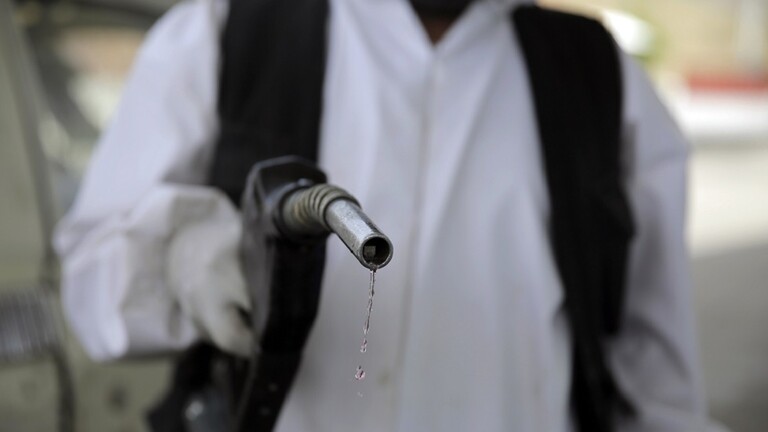 في حادثة نادرة وغريبة.. طفل يمني يتحرك على البنزين ويغمى عليه إن نفد! (صورة)