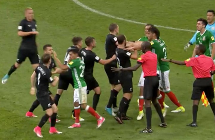 عراك مثير بين لاعبي المكسيك ونيوزيلاندا