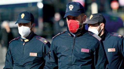 لون الكمامة يثير غضبا بين عناصر