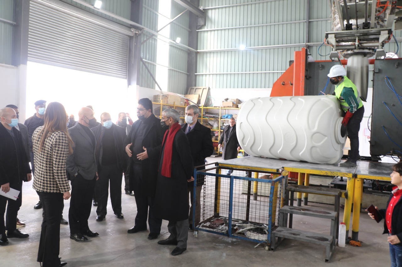 وزير الاستثمار يلتقي مستثمرين في محافظة