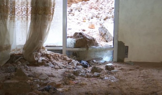 مياه الأمطار تداهم شقتين بالزرقاء