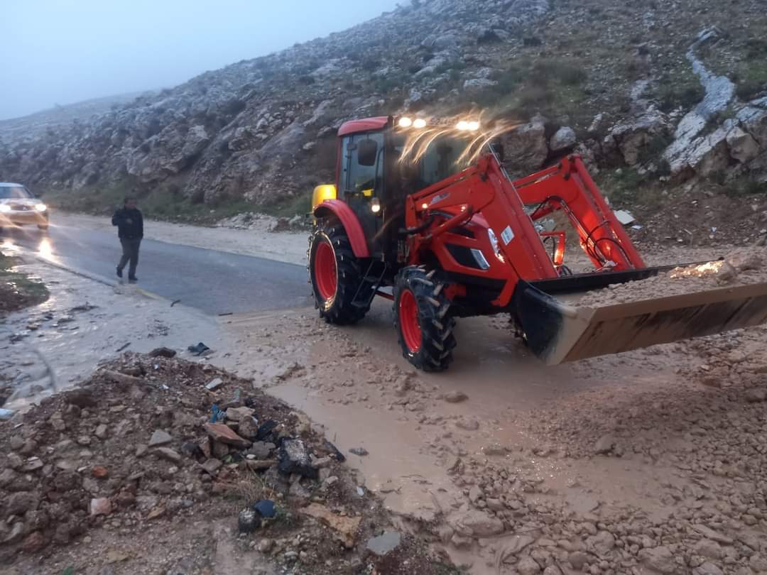 بلدية الفحيص تتعامل مع حادث انهيار