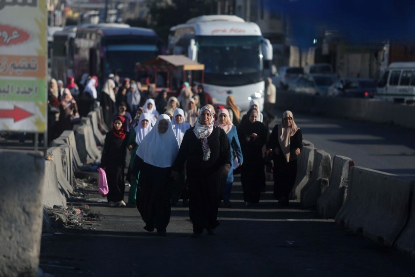 الآلاف يتوافدون لأداء الجمعة اليتيمة في