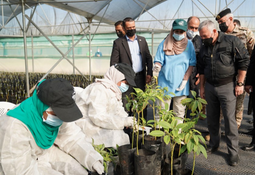 الملك يزور 3 مزارع في الأغوار