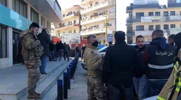 لبناني يحتجز رهائن ويهدد بتفجير مصرف رفض تسليمه أمواله