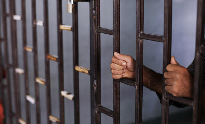 مواطن يخرج آخر من السجن ويسامحه