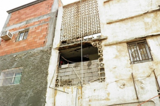 محافظ اربد يخلي منزلا ايلا للسقوط